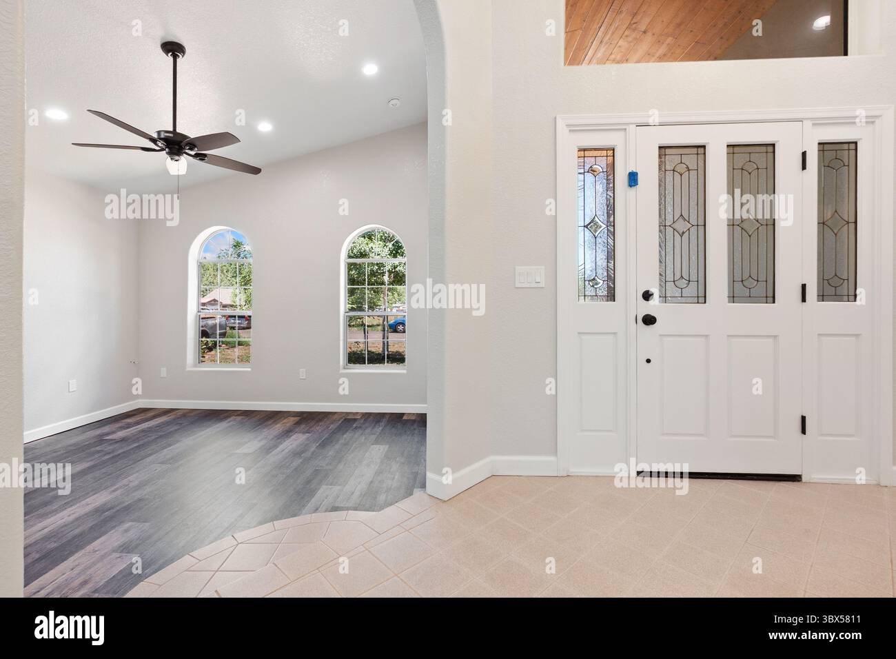 Clean white door features hi res stock photography and images Alamy