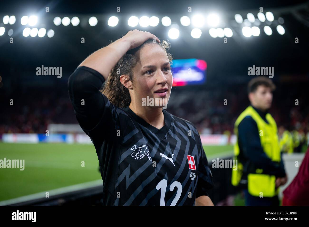 Livia Peng (Schweiz, #12) nach dem Spiel bei den Fans, SUI, Schweiz vs