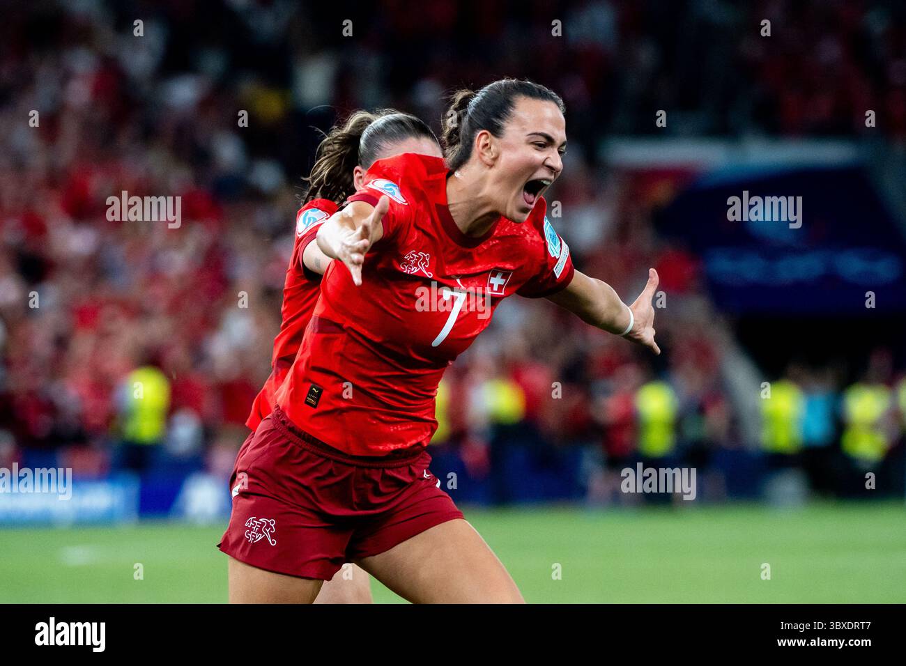 Riola Xhemaili (Schweiz, #07) und Team jubeln ueber das Tor zum 1:1 ...