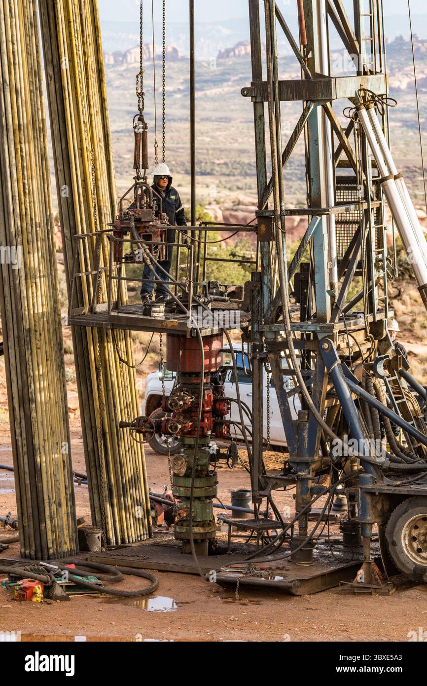 Workover works rig derrick man hi-res stock photography and images - Alamy
