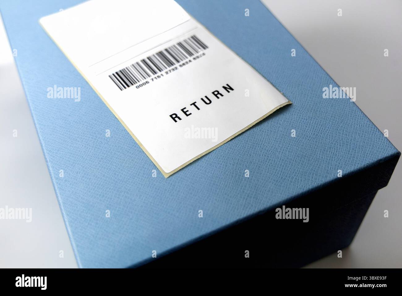 Shipping Box Return Product return at shop hi-res stock photography and images - Alamy