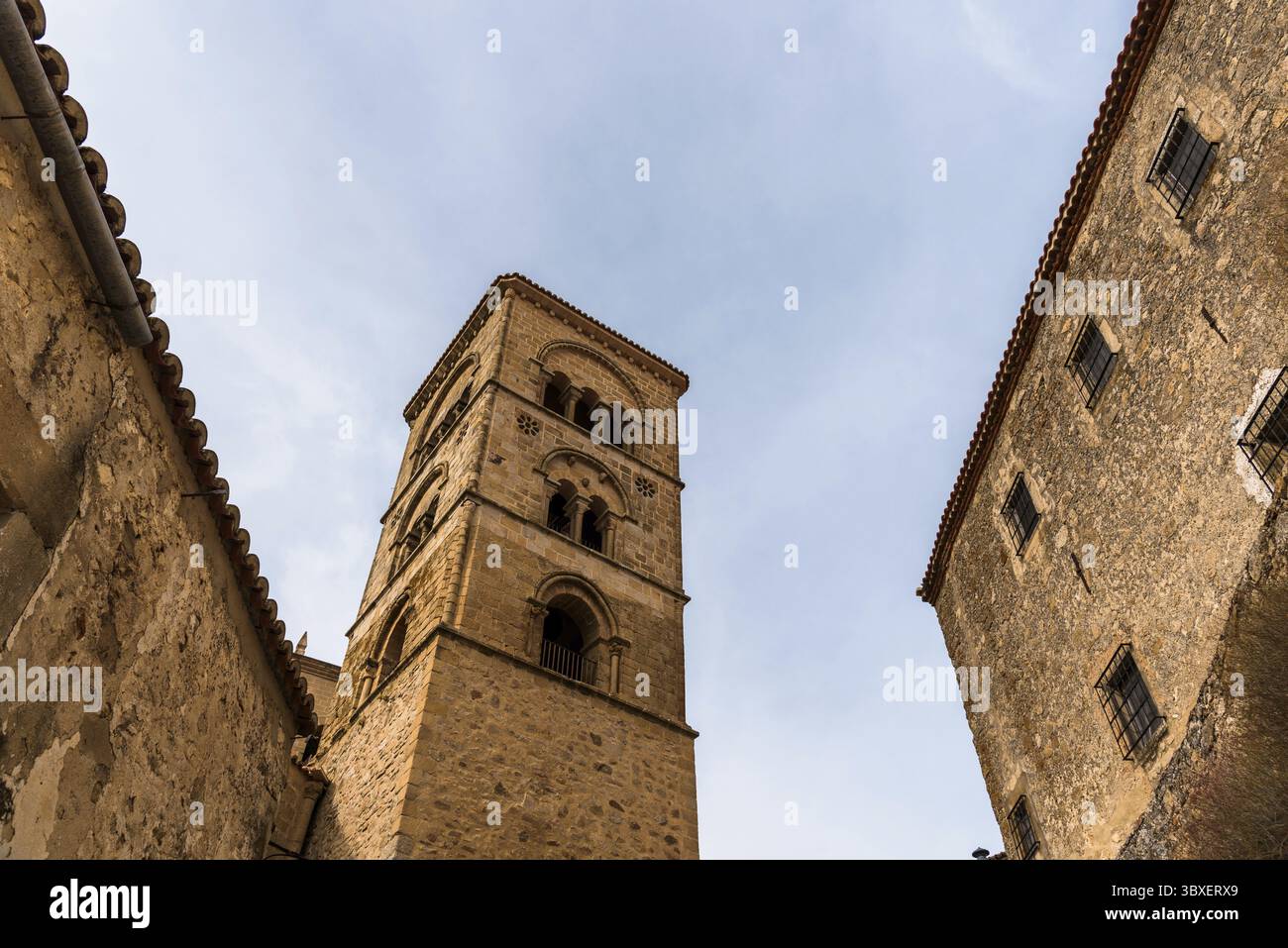 Entdecken Sie die architektonische Majestaet von Trujillo in der spanischen Extremadura mit ihrem historischen Turm und ihren Gebaeuden Stock Photo
