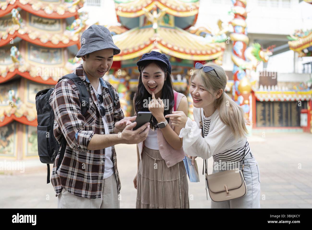 Traveling friends discover hidden gems together vibrant culture urban ...