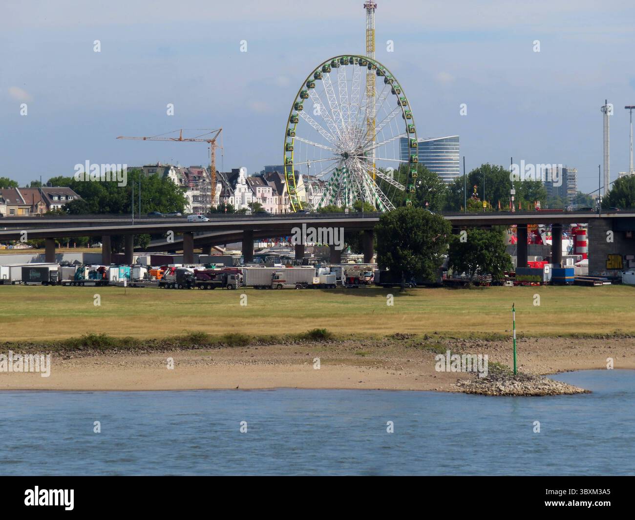 größte Kirmes am Rhein Rheinkirmes Duesseldorf - Oberkassel Rheinwiesen