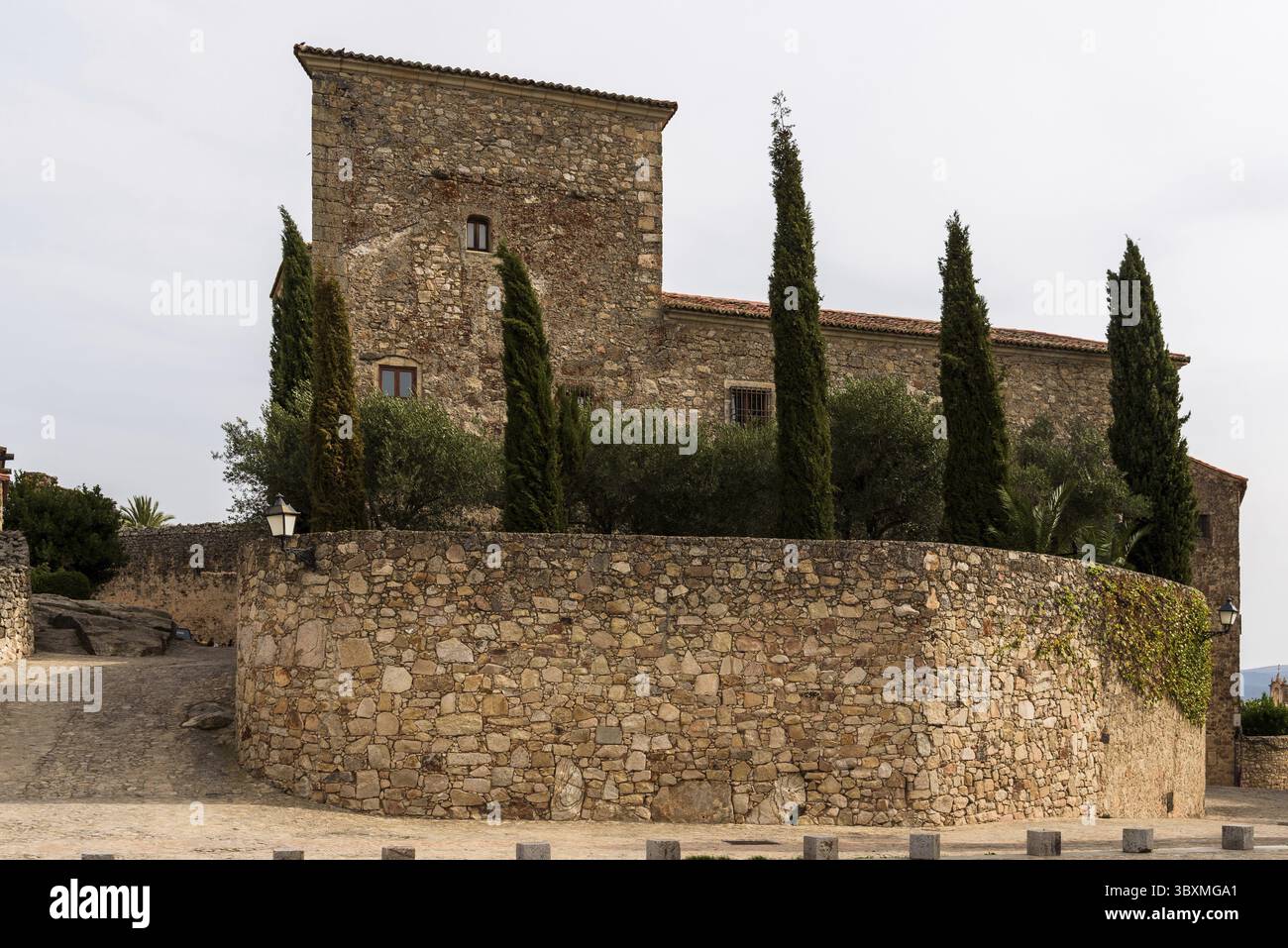 Entdecken Sie die zeitlose Schoenheit von Trujillo, Spanien, mit seiner beeindruckenden Steinarchitektur und bezaubernden Landschaft Stock Photo