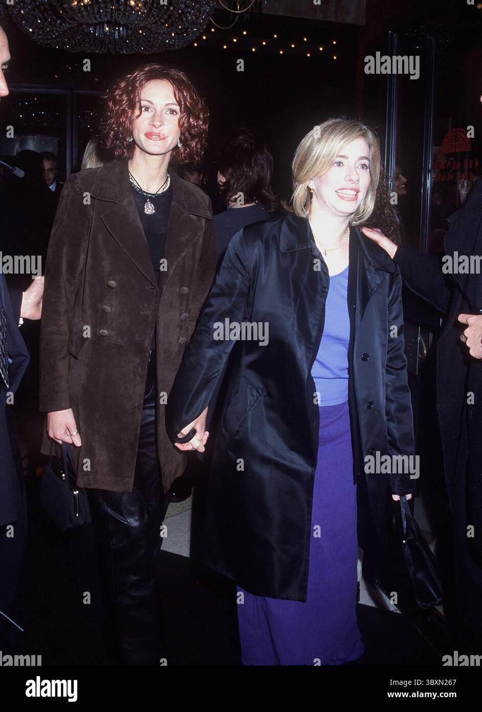 K18639KJ: FREQUENCY PREM..ZIEGFELD THEATRE, NYC 04/26/2000.JULIA ROBERTS AND SISTER LISA. KELLY JORDAN/   2000(Credit Image: © Kelly Jordan/ZUMA Press Wire) Stock Photo