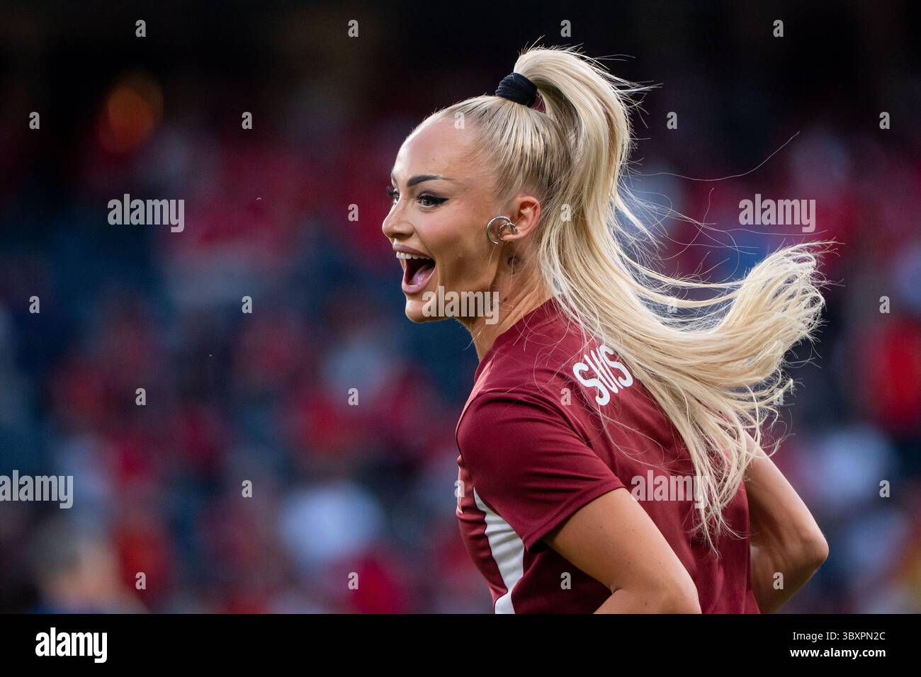 Alisha Lehmann (Schweiz, #23) lacht vor dem Spiel, SUI, Spanien vs