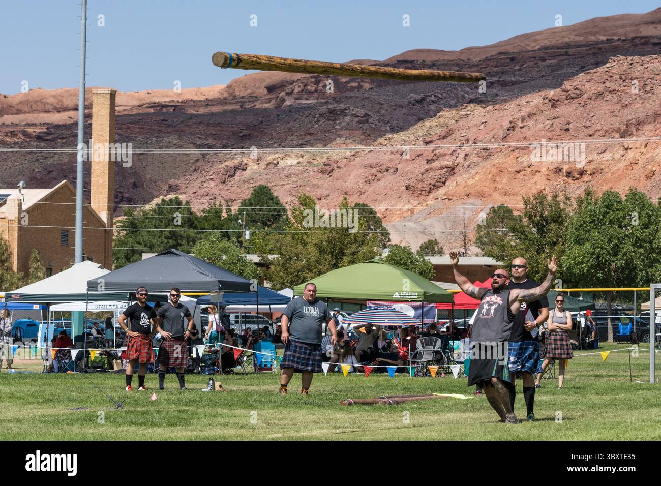 Tossing the caber woman hi-res stock photography and images - Alamy