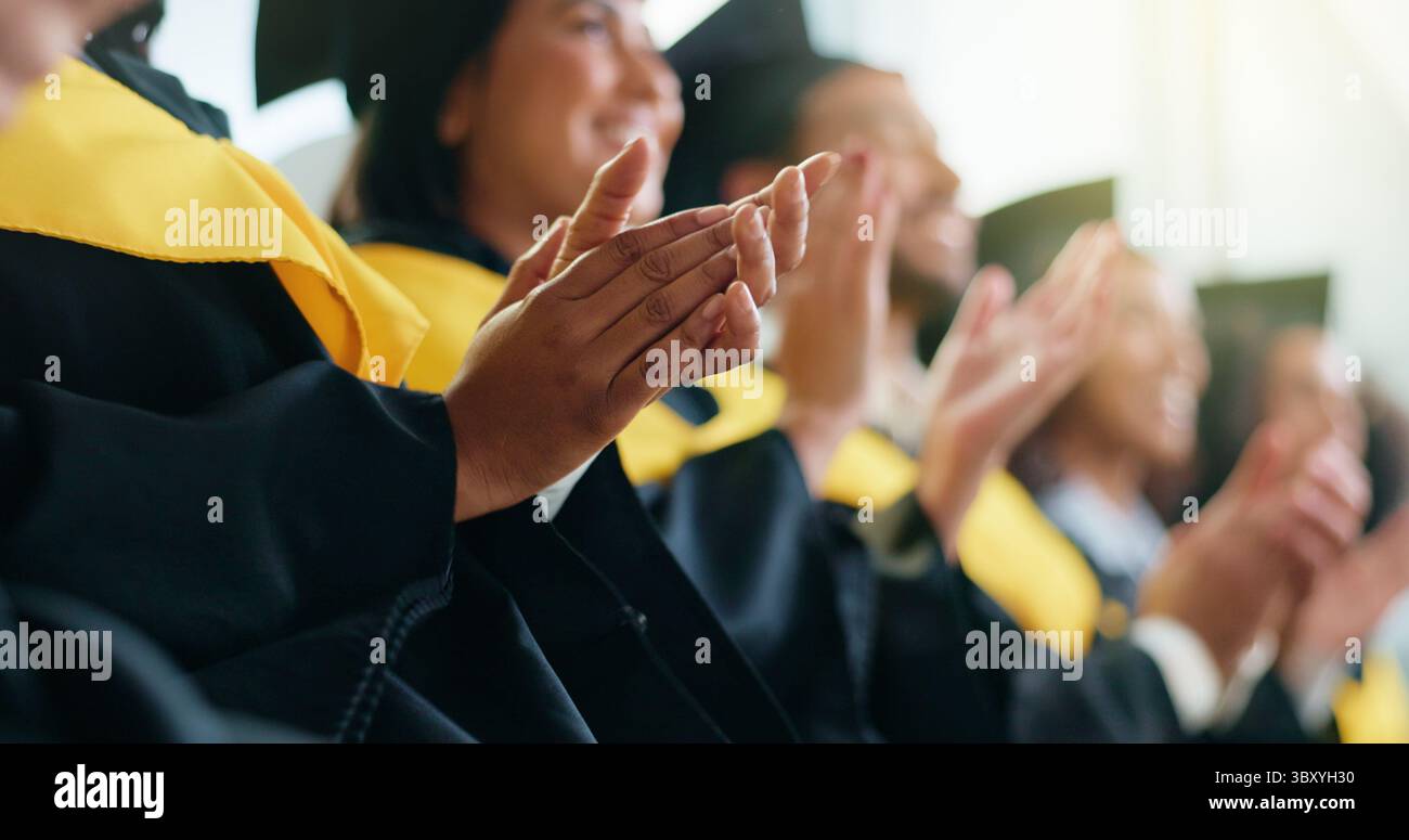 College graduation ceremony group hi-res stock photography and images ...