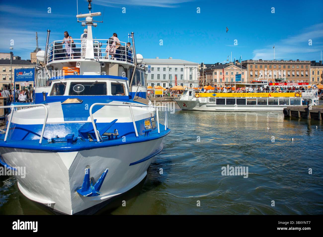 August 11, 2018, Turku, Turku, Finland: The Helsinki waterfront, with crowds of tourists and a sightseeing boat Helsinki Finland (Credit Image: © Sergi Reboredo/ZUMA Press Wire) Stock Photo