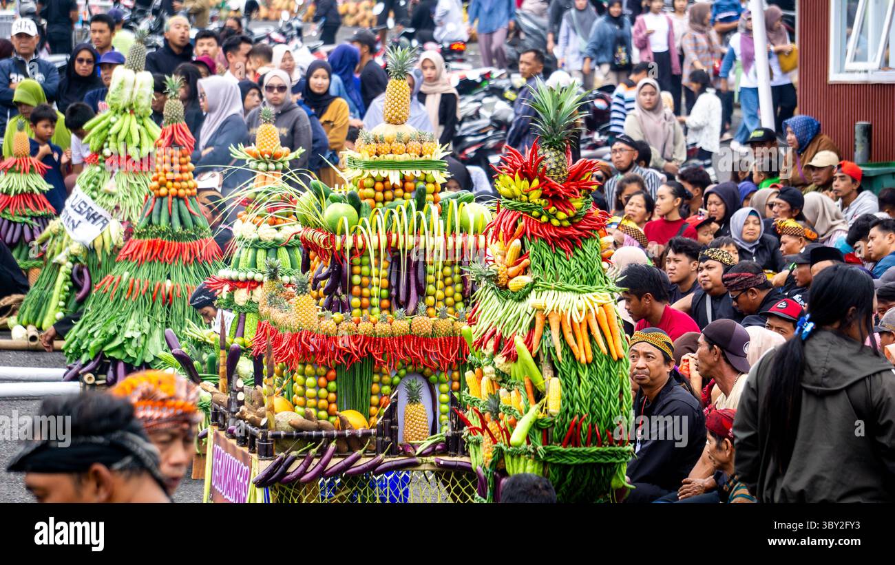 The Larung Sesaji Gunung Kelud is a tradition as a form of gratitude ...