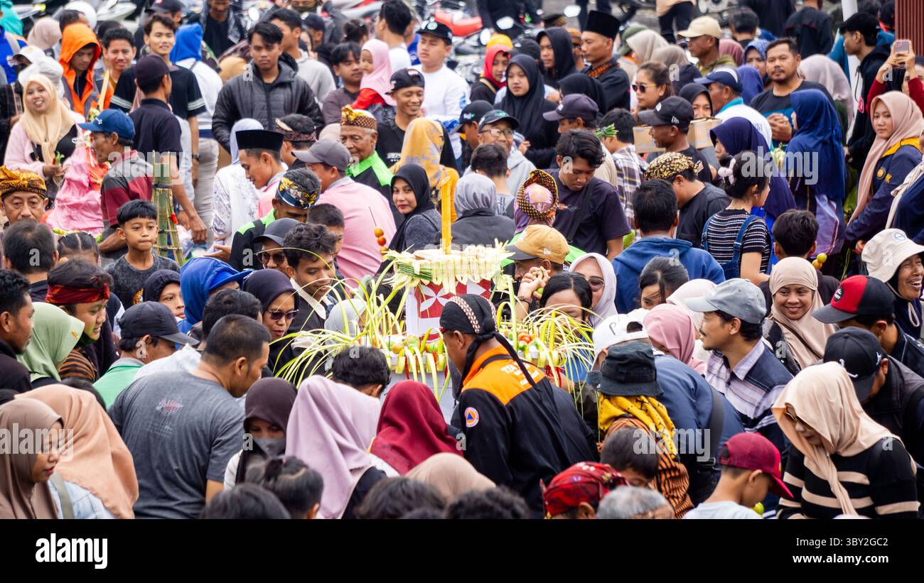 Larung sesaji gunung kelud hi-res stock photography and images - Alamy