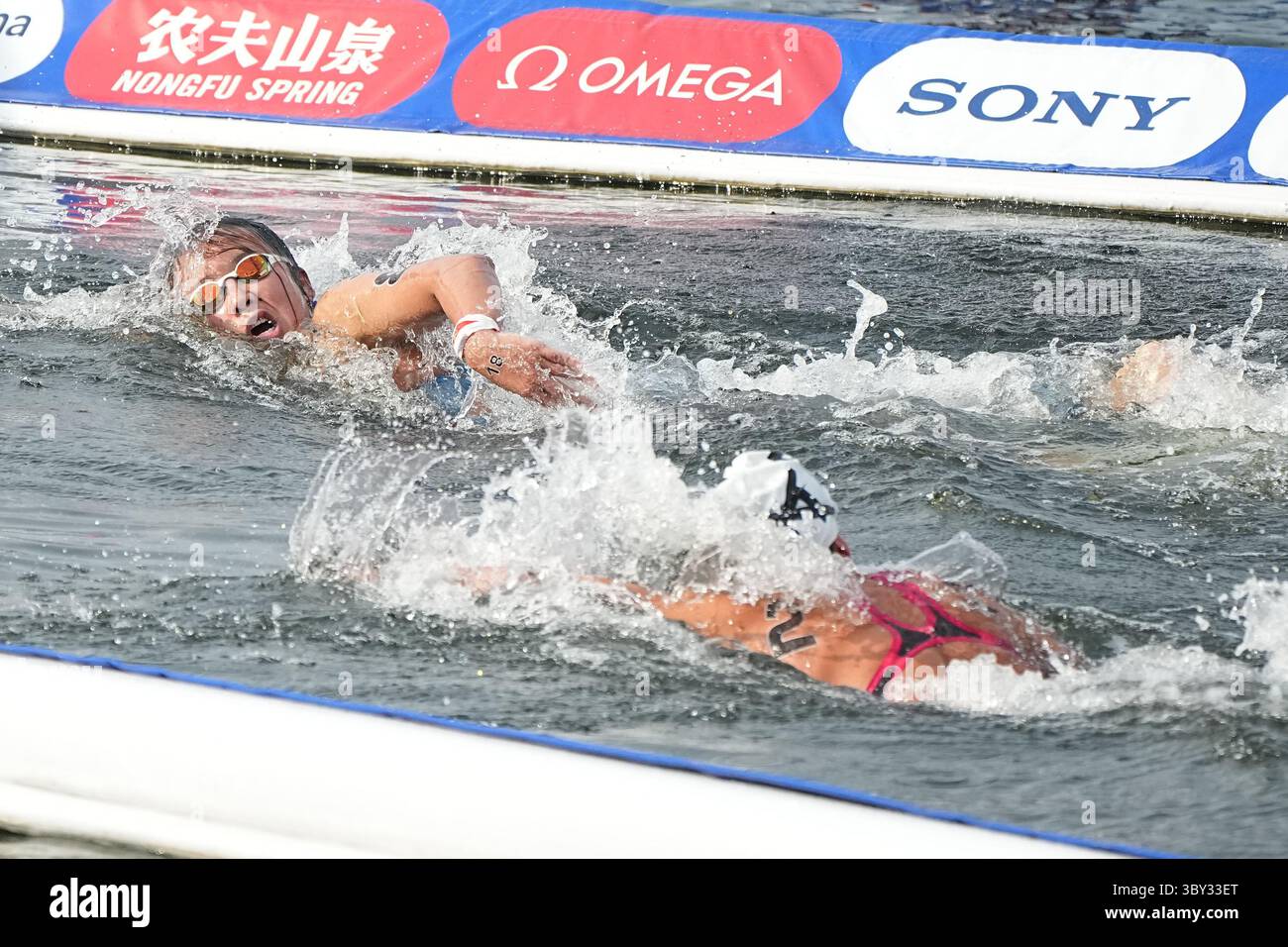 (250719) -- SINGAPORE, July 19, 2025 (Xinhua) -- Kajimoto Ichika (L) of ...