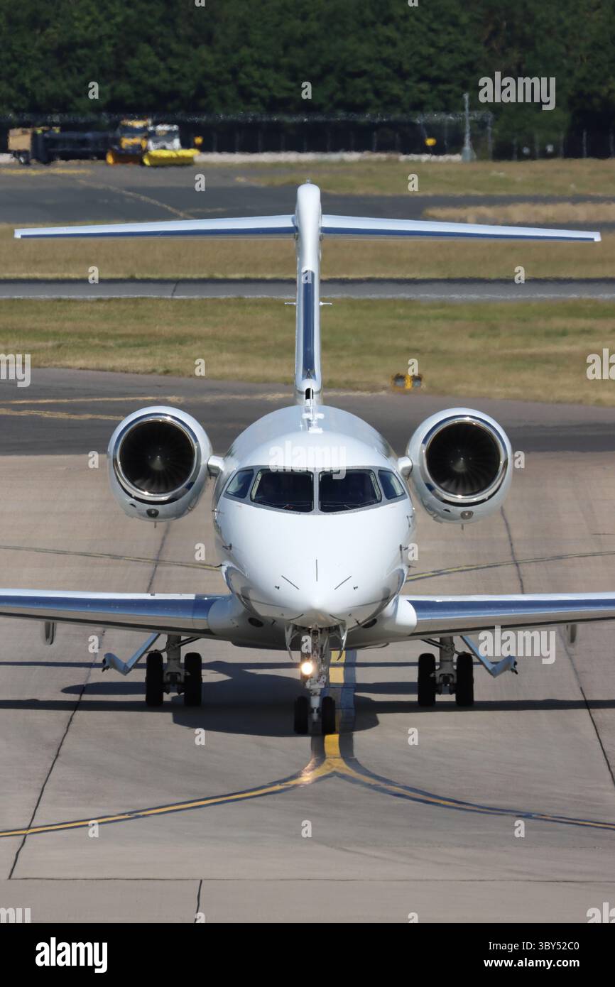 Bombardier challenger 300 hi-res stock photography and images - Alamy
