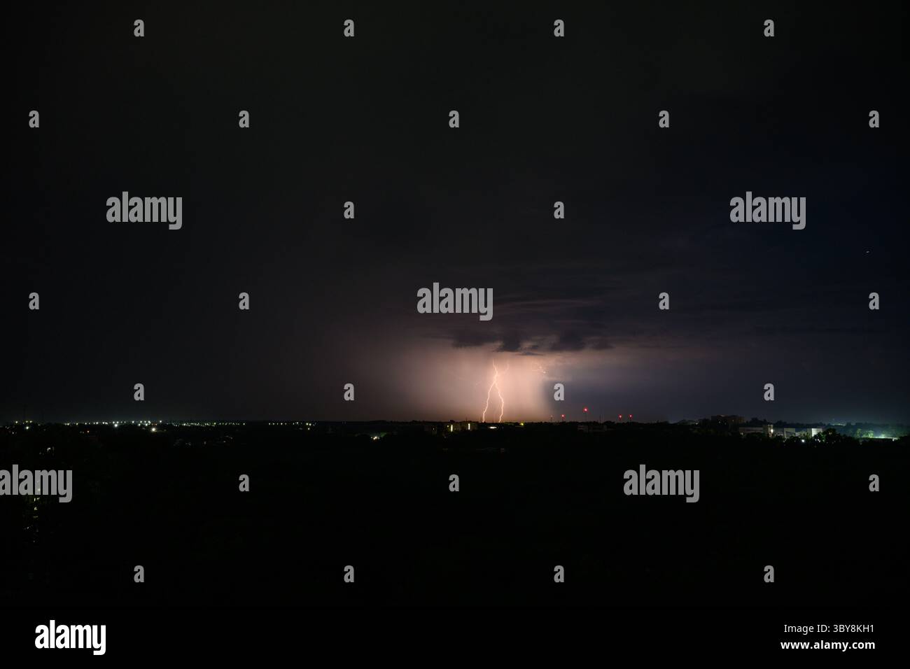 Lightning strikes building hi-res stock photography and images - Alamy