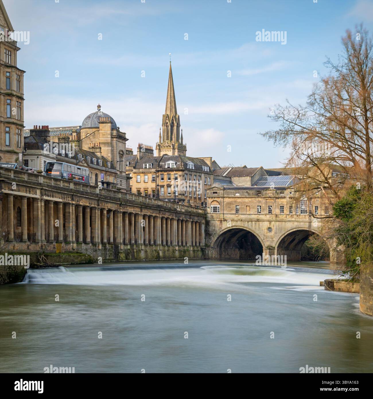 The iconic Georgian Pulteney Weir on the River Avon in the Centre of ...
