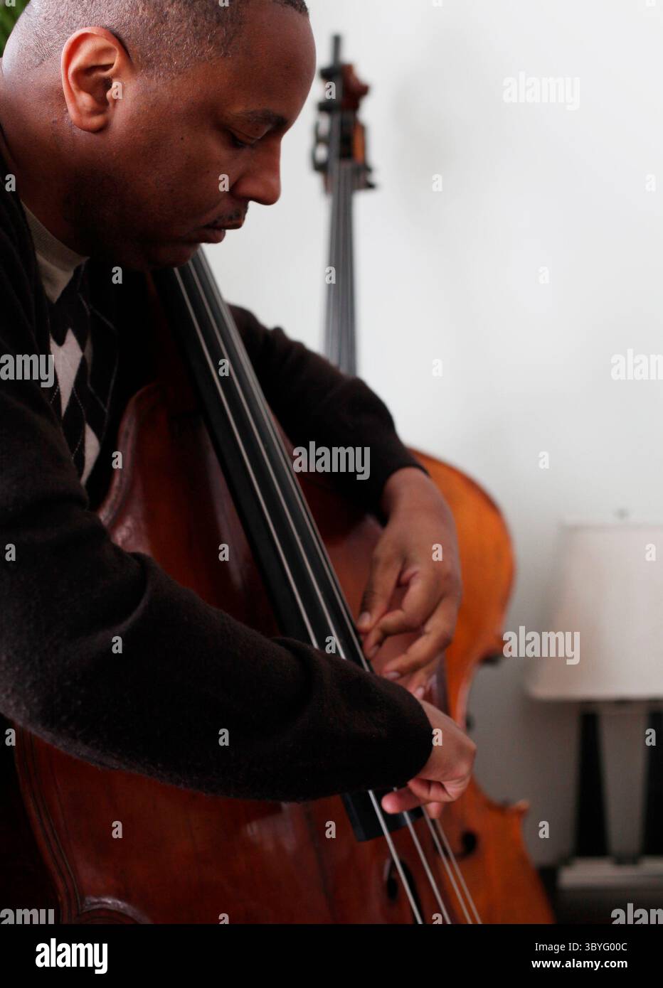Jan. 16, 2011 - Plymouth, MI, USA - Jazz bassist Robert Hurst plays at his home in Plymouth, Michigan, on in January 2011. ) (Credit Image: © Susan Tusa/Detroit Free Press via ZUMA Press Wire) Stock Photo
