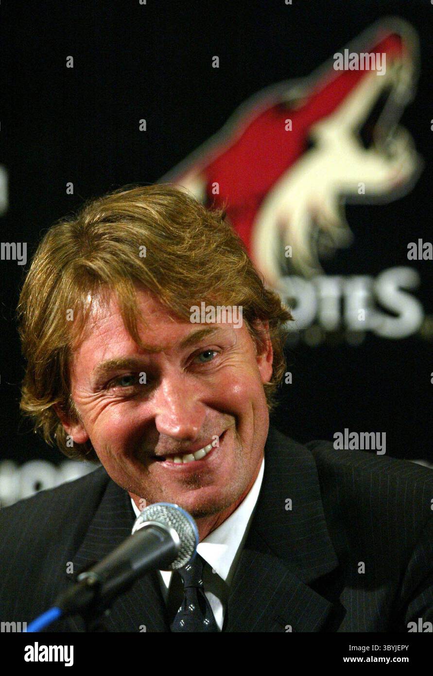Aug 8, 2005 - Glendale, Arizona, USA - WAYNE GRETZKY is introduced as the new head coach of the Phoenix Coyotes during a press conference in Glendale, Arizona, on Monday, August 8, 2005.  (Credit Image: © Toru Kawana/East Valley Tribune/TNS/ZUMAPRESS.com) Stock Photo