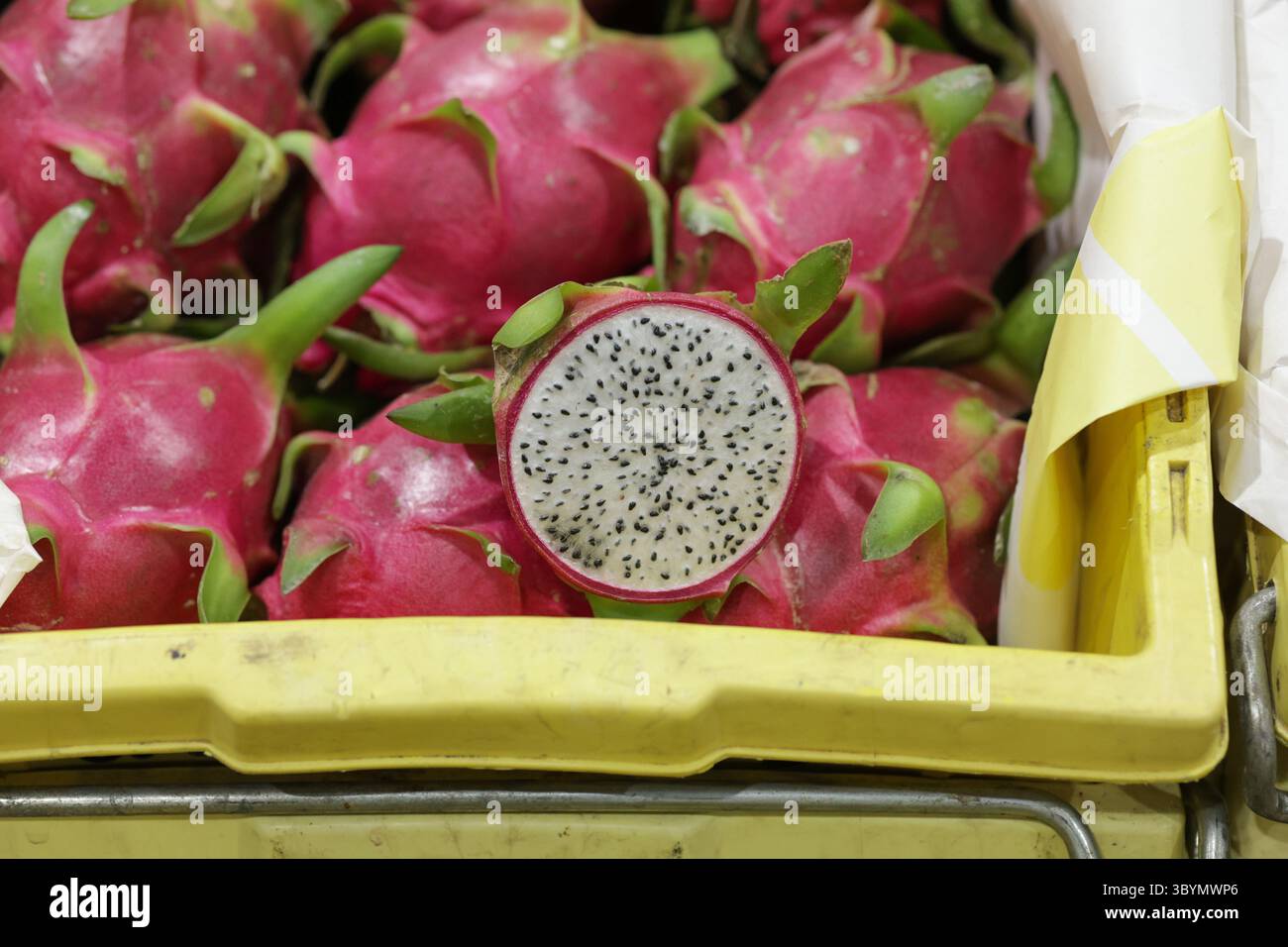 dragon-fruit-cut-in-half-to-show-the-flesh-inside-is-placed-on-a-basket