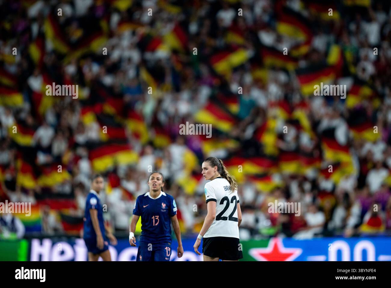 Jule Brand (Deutschland, #22), Selma Bacha (Frankreich, #13), dahinter ...