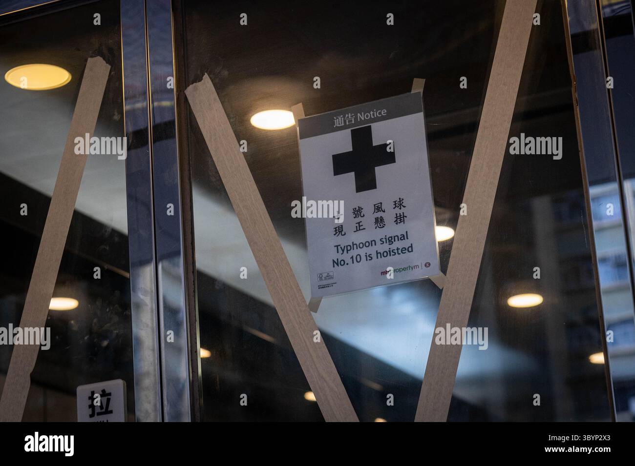 Toppling Sign Warning sign people with injuries hi-res stock photography and images ...