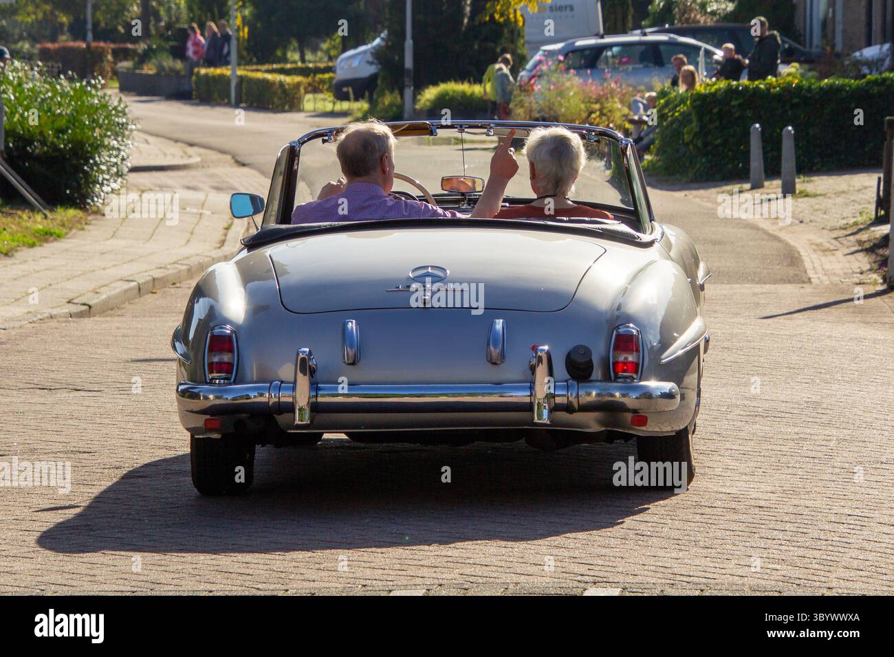 Vintage classic car behind view hi-res stock photography and images - Alamy