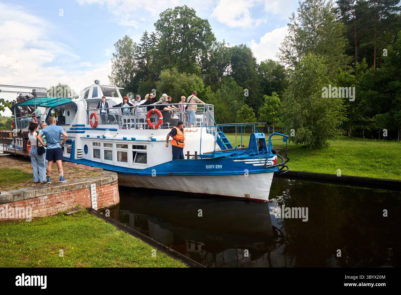 Boat lock open drawbridge hi-res stock photography and images - Alamy