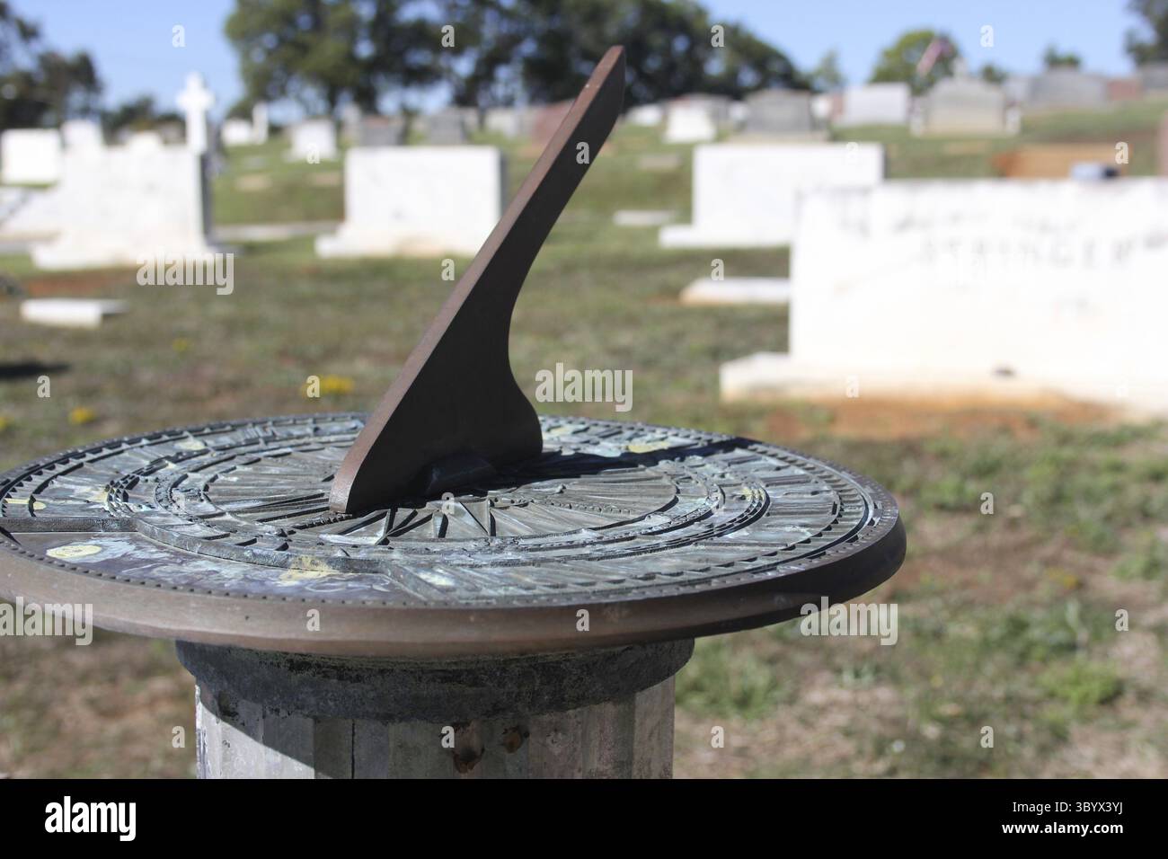 Cemetery sundial hi-res stock photography and images - Alamy