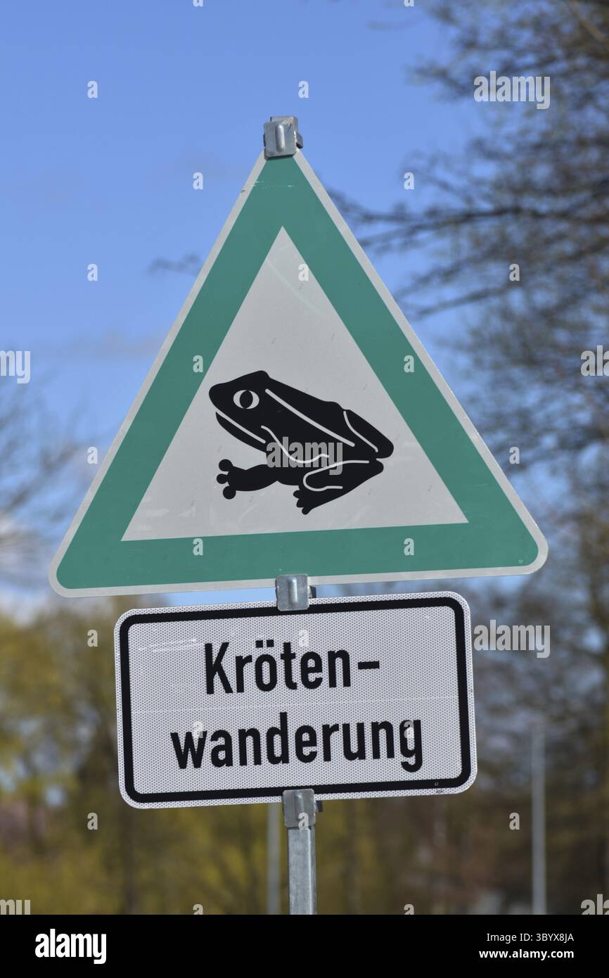 Toadwarning Sign Toad crossing warning sign hi-res stock photography and images - Alamy