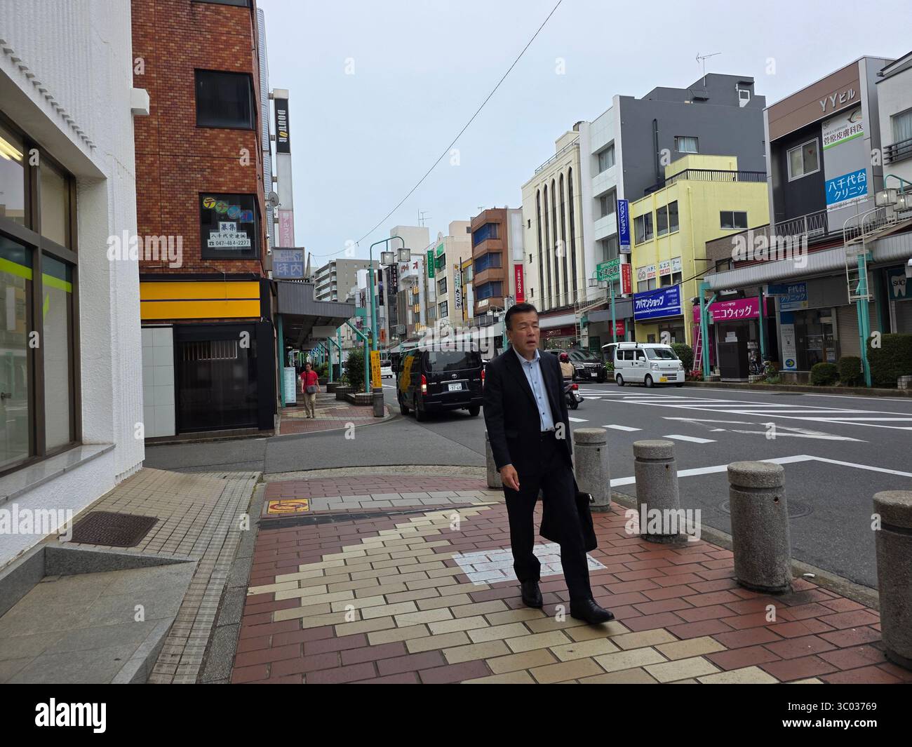Walking Tokyo, Japan Business Buildings Stock Photo - Alamy