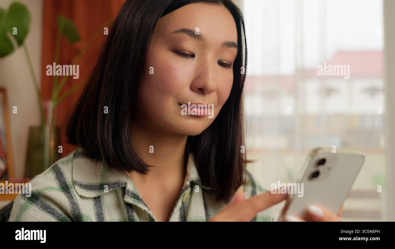 Tenant texting hi-res stock photography and images - Alamy