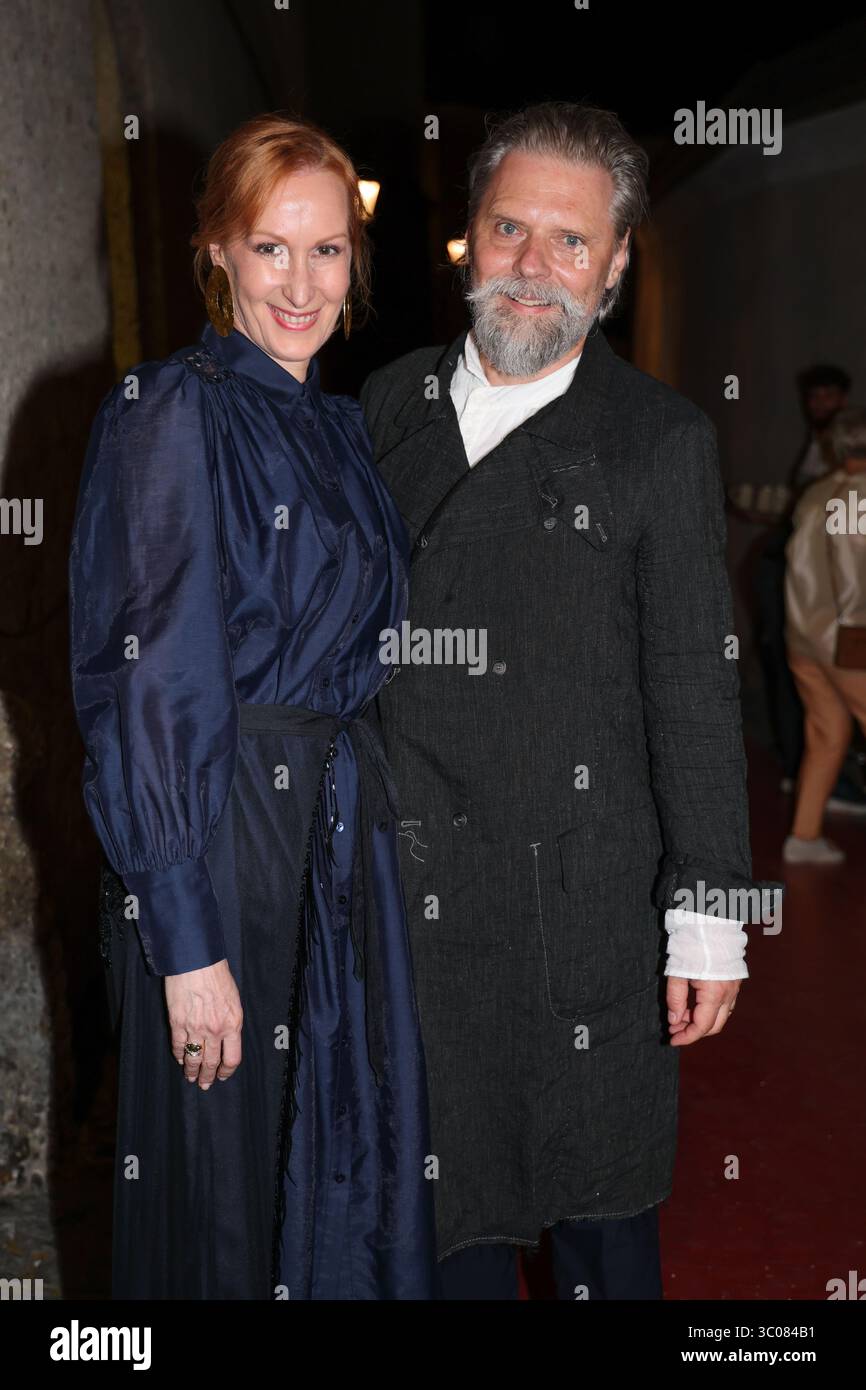 Pictured with her husband hi-res stock photography and images - Page 13 -  Alamy, image size:866x1390