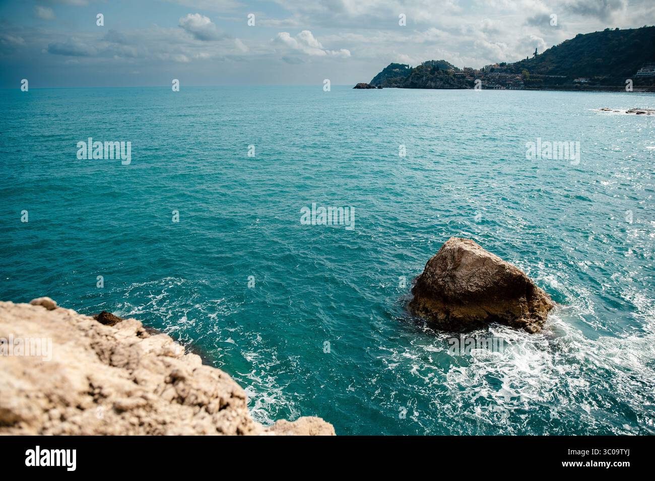 Serene coastal scene rocky hi-res stock photography and images - Alamy