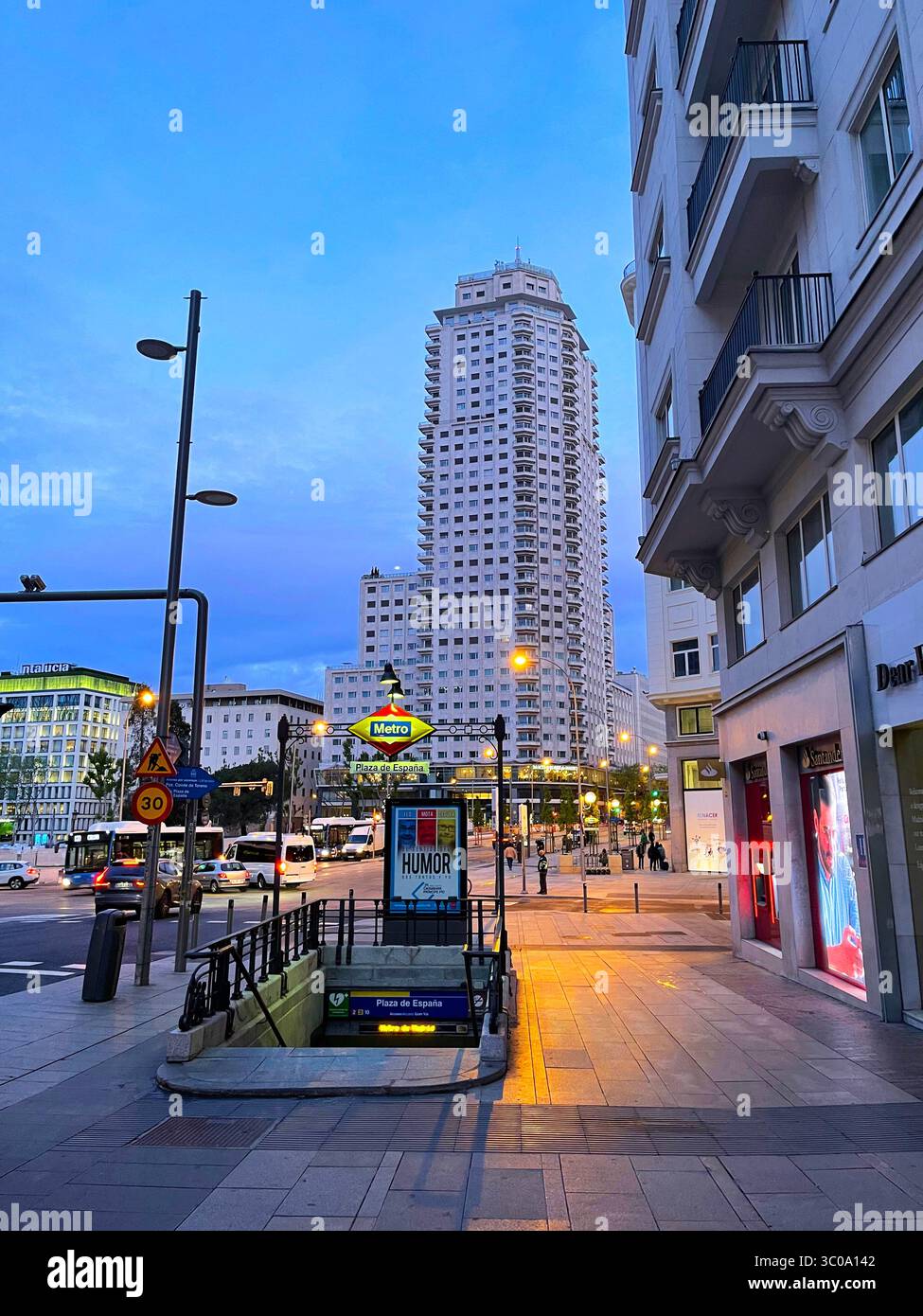Torre de metro hi-res stock photography and images - Alamy