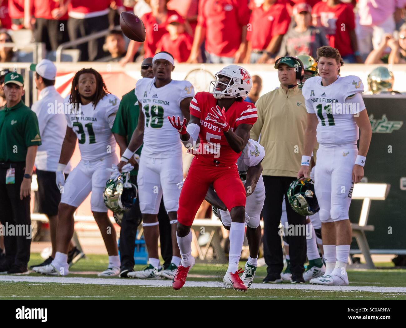 Houston Cougars linebacker Darrion Owens (5) during the game between ...