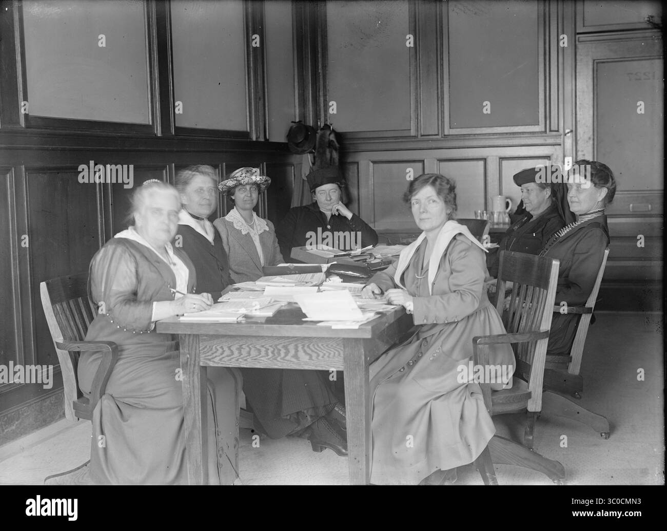 Archive Portrait of American Council of National Defense - Committee on Women's Defense Work Council of National Defense, Washington, D.C. 1917.   Featuring  Dr. Anna Howard Shaw; Ida M. Tarbell; Mrs. Stanley Mccornich; Maud Wetmore; Antionette Funk; Mrs. Josiah Cowles; Mrs. Joseph Lamar Stock Photo