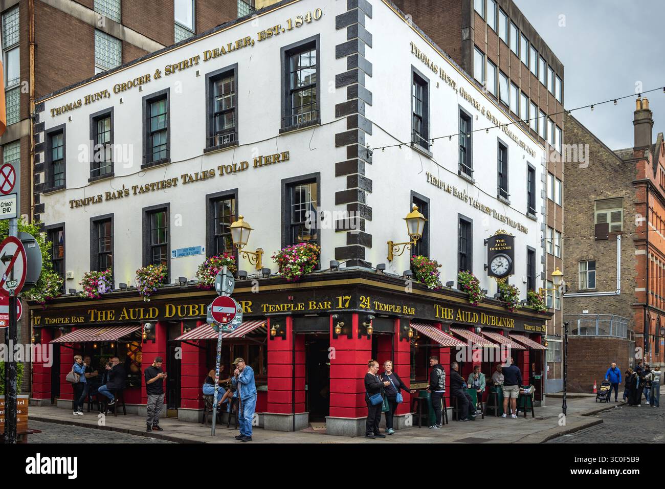 The Auld Dubliner pub building in the Temple Bar district of Dublin Stock Photo