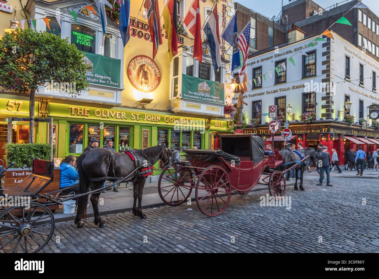Horse and carriages outside the Oliver St. John Gogarty Bar on Fleet Street in Temple Bar district, Dublin city centre. Stock Photo