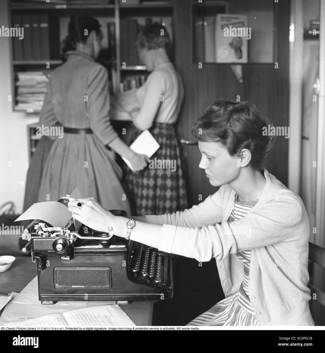 1950s office workers hi-res stock photography and images - Alamy