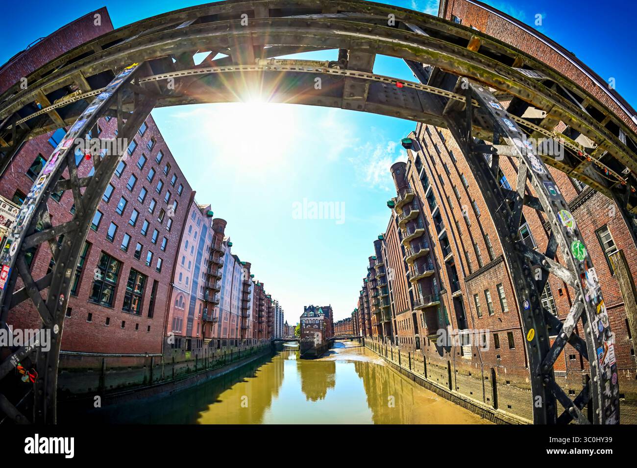 Das historische Wasserschloss in der Speicherstadt von Hamburg ...
