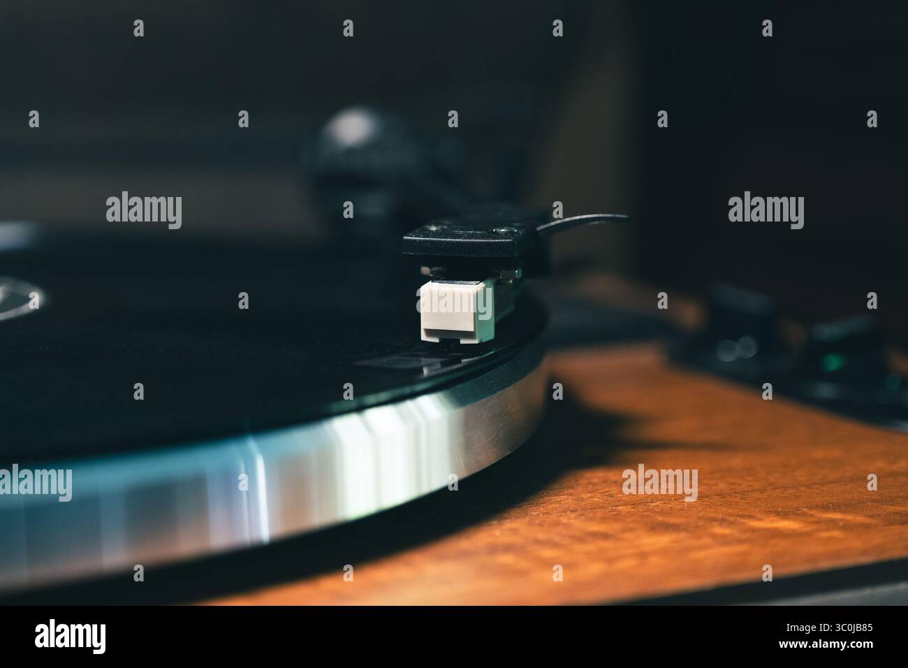 Vinyl record player's needle resting on a spinning turntable Stock ...