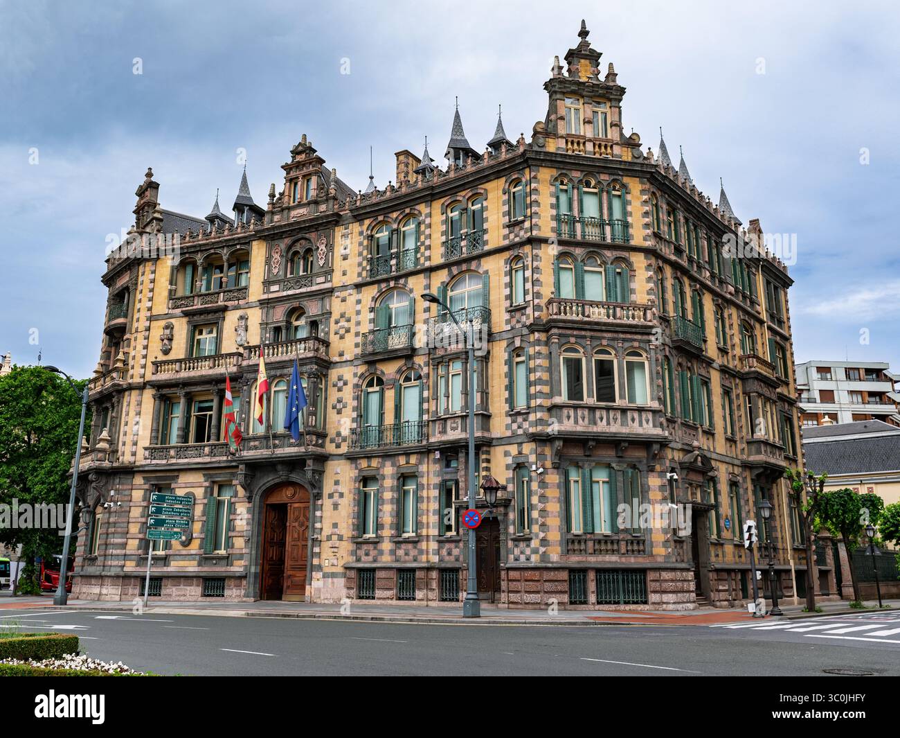 Curated visual reference: Historic Architecture Stands Proudly In Plaza Moyúa Showcasing Elegant Photo Inspiration