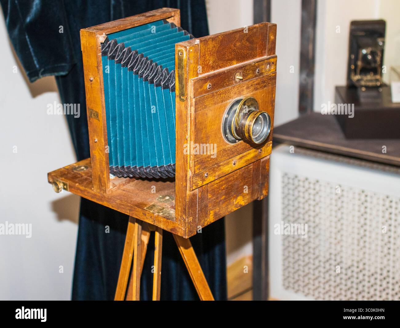 Vintage camera flash bulb hi-res stock photography and images - Alamy