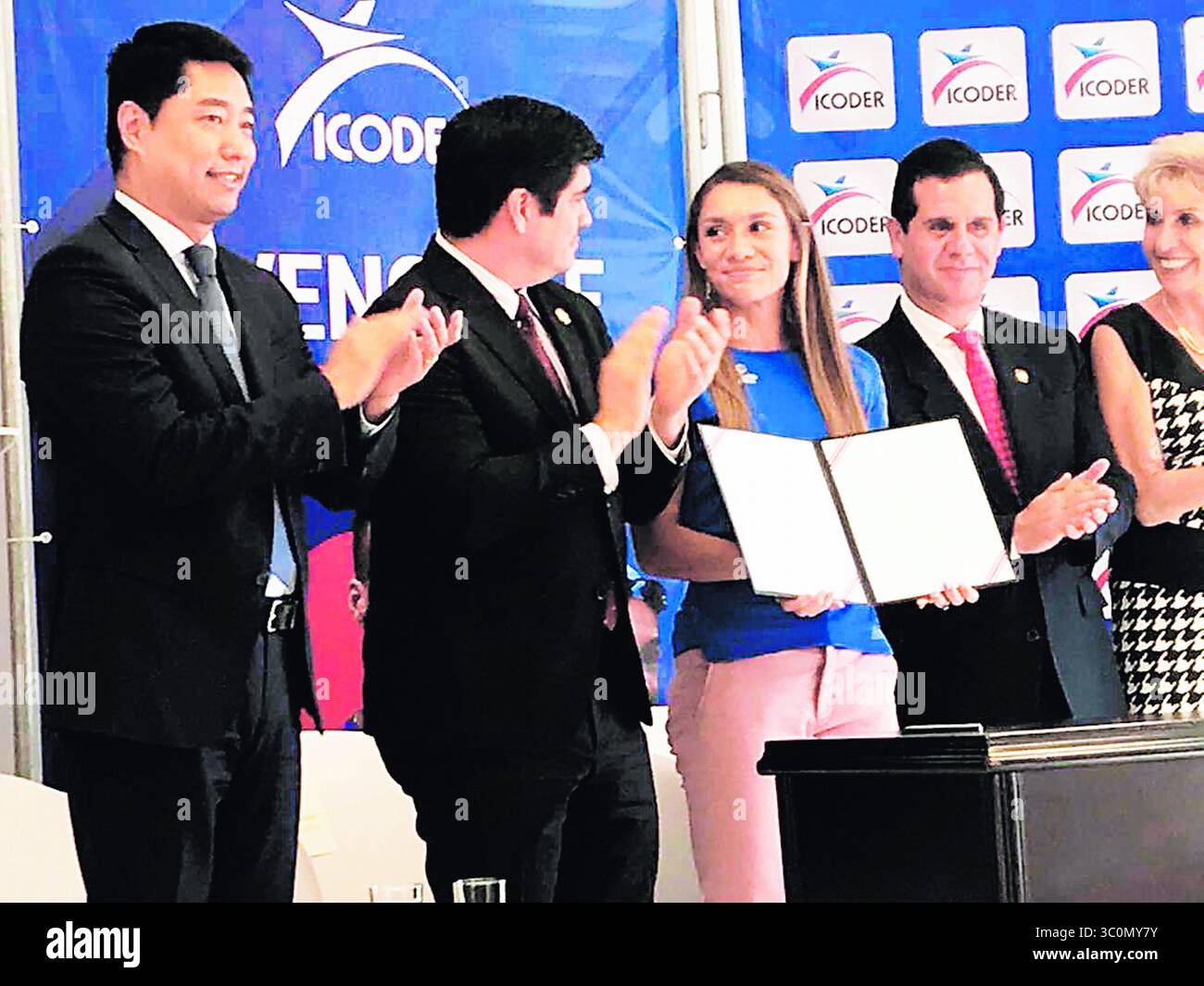December 6, 2018 - (07/12/2018) El embajador de la RepÃºblica de China,  Tang Heng, el presidente Carlos Alvarado, la atleta Andrea Vargas y el  ministro de Deportes, HernÃn Solano, durante el acto