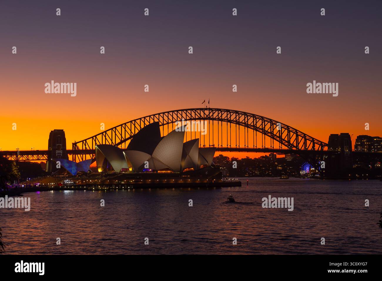 The sunsets on the Sydney Opera House and the Sydney Harbour Bridge ...