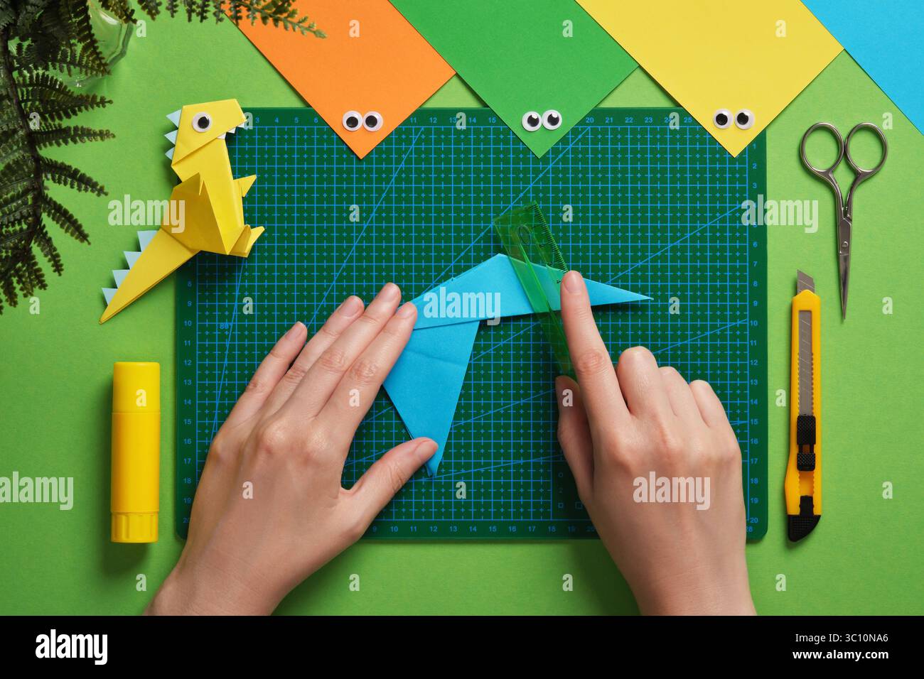 Child using a ruler hi-res stock photography and images - Alamy
