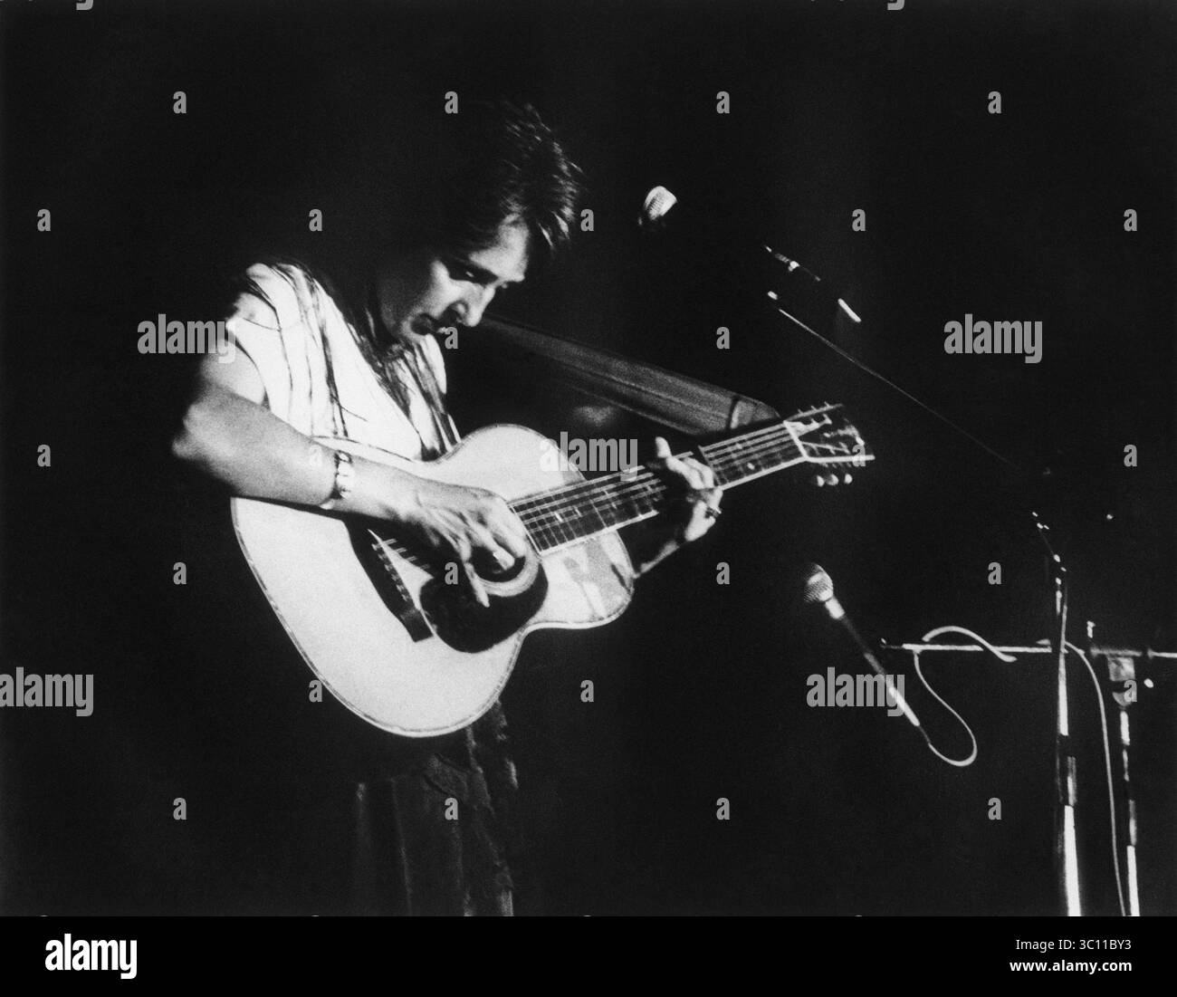 JOAN BAEZ フォークギター教材 Joan Baez sings and plays the guitar while she performs in