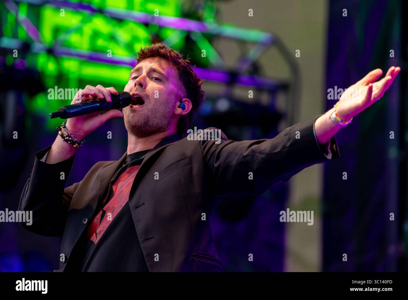 Ben Edwards â?? lead vocalist and frontman of Acrobvt during ACROBVT ...