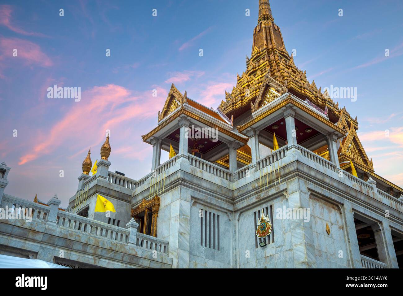 View of Wat Traimit Withayaram Worawihan temple in Bangkok, Thailand ...