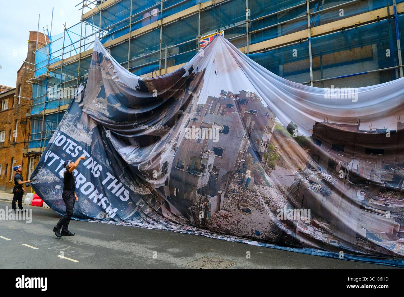 Hanging Labour London, UK. 22nd July, 2025. Two activists from group Led By Donkeys ...